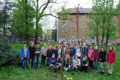 Sázení třídních stromů, ulice Nádražní, 5. 5. 2017 (foto Bára Vránová)