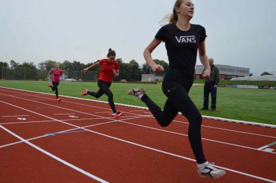 Okresní kolo Středoškolského atletického poháru, stadion Valašské Meziříčí, 19. 9. 2017 (foto: Monika Hlosková)