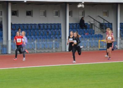 Krajské kolo středoškolského atletického poháru, stadion Uherské Hradiště, 21. 9. 2017 (foto Monika Hlosková) (18)