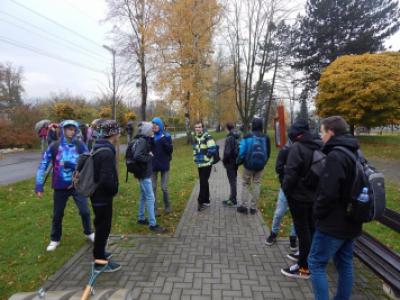 Sázení třídních stromů na Křižné - 1. B, 3. 11. 2017 (foto Pavel Daniš) (1)