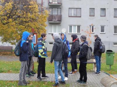 Sázení třídních stromů na Křižné - 1. B, 3. 11. 2017 (foto Pavel Daniš) (3)