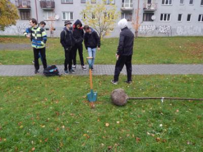 Sázení třídních stromů na Křižné - 1. B, 3. 11. 2017 (foto Pavel Daniš) (8)