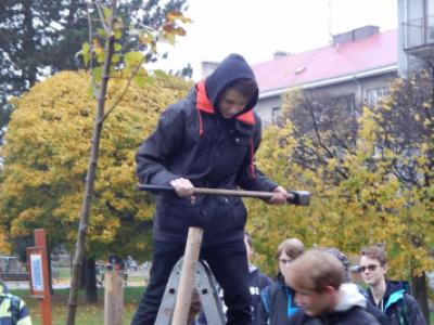 Sázení třídních stromů na Křižné - 1. B, 3. 11. 2017 (foto Pavel Daniš) (26)