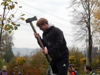 Sázení třídních stromů na Křižné - 1. B, 3. 11. 2017 (foto Pavel Daniš) (30)