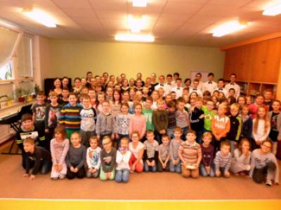 Výchovný koncert v Malých Hošticích; Basové G s dětmi ve školní družině v rámci Opava cantat 2017; 9.-12. 11. 2017 (foto: organizátoři)