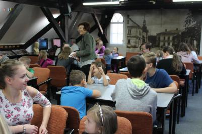 Mezinárodní den poezie 2017, žáci gymnázia a děti z MŠ Krhová při společné tvorbě v místní knihovně, 16. 11. 2017 (foto Renata Baculová) (8)