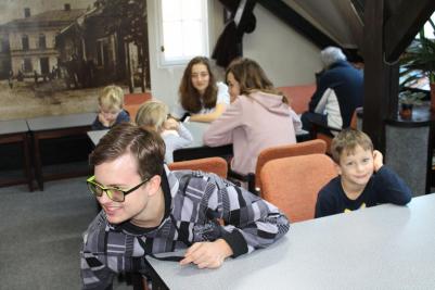 Mezinárodní den poezie 2017, žáci gymnázia a děti z MŠ Krhová při společné tvorbě v místní knihovně, 16. 11. 2017 (foto Renata Baculová) (7)
