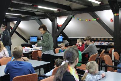 Mezinárodní den poezie 2017, žáci gymnázia a děti z MŠ Krhová při společné tvorbě v místní knihovně, 16. 11. 2017 (foto Renata Baculová) (12)
