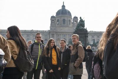 Před muzeem na Maria-Theresien-Platz, 26. 3. 2018 (foto: Vítězslav Novák)