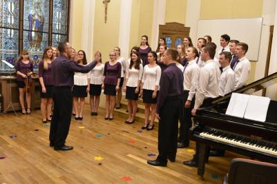 Benefiční koncert Studenti městu 2018, kaple speciálních škol pro sluchově postižené, Valašské Meziříčí, 13. 6. 2018 (foto Pavel Novosád) (13)