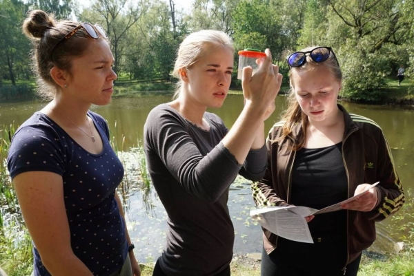 Zoologická exkurze Ekosystém rybníka, 5. 9. 2018, rybník v lesoparku u Valašského ekocentra (foto Mirek Dvorský) (13)