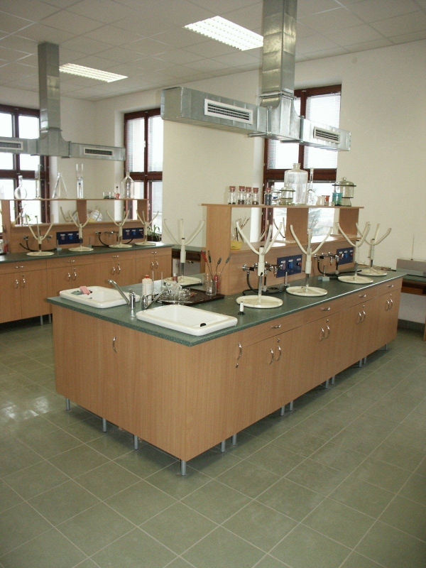 Dokončená chemická laboratoř