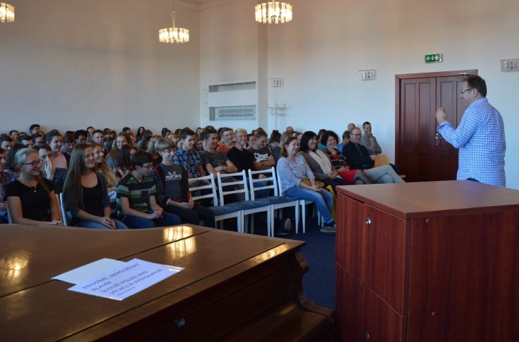 Beseda s Václavem Moravcem, aula gymnázia, 11. 10. 2018 (foto Monika Hlosková) (1)