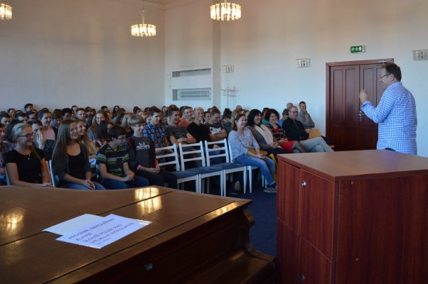 Beseda s Václavem Moravcem, aula gymnázia, 11. 10. 2018 (foto Monika Hlosková) (1)