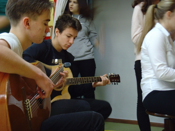 Hudba mezi dětmi, společný program žáků 1. A GFPVM a dětí z MŠ Krhová, 19. a 20. 12. 2018 (foto Pavla Lochmanová) (18)