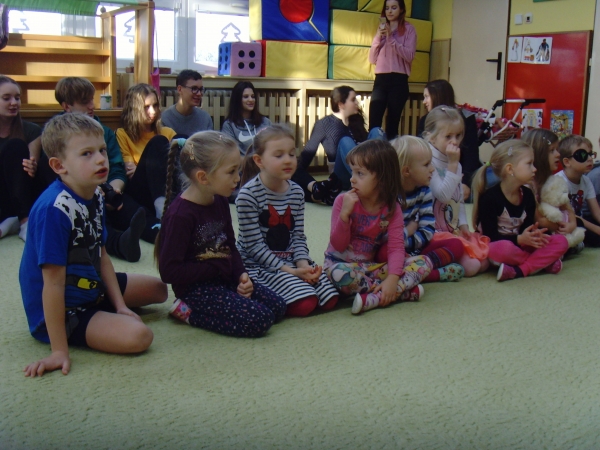 Hudba mezi dětmi, společný program žáků 1. A GFPVM a dětí z MŠ Krhová, 19. a 20. 12. 2018 (foto Pavla Lochmanová) (27)