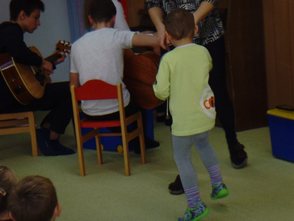 Hudba mezi dětmi, společný program žáků 1. A GFPVM a dětí z MŠ Krhová, 19. a 20. 12. 2018 (foto Pavla Lochmanová) (37)