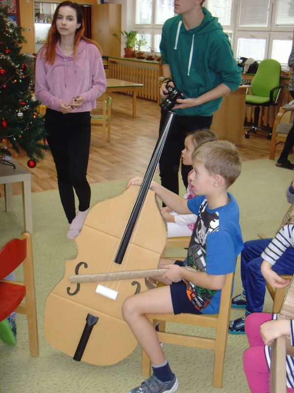 Hudba mezi dětmi, společný program žáků 1. A GFPVM a dětí z MŠ Krhová, 19. a 20. 12. 2018 (foto Pavla Lochmanová) (45)