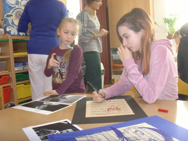 Hudba mezi dětmi, společný program žáků 1. A GFPVM a dětí z MŠ Krhová, 19. a 20. 12. 2018 (foto Pavla Lochmanová) (80)