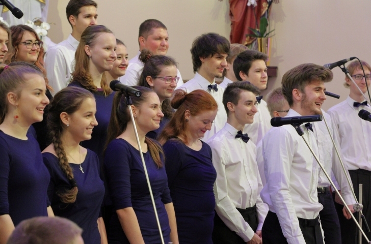 Adventní koncert sboru Basové G v kostele Všech svatých v Rožnově pod Radhoštěm, 16. 12. 2018 (foto František Jaskula) (6)