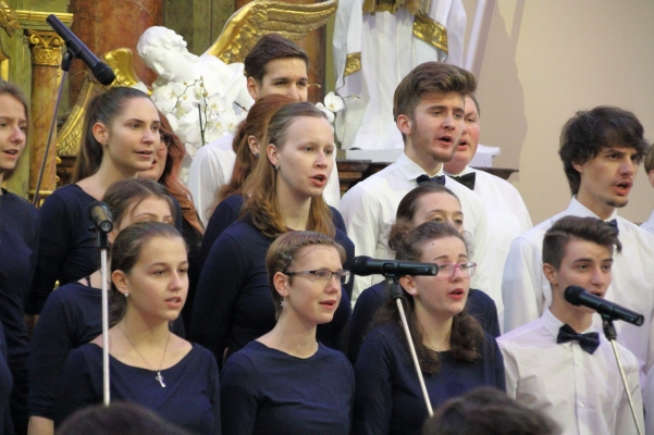 Adventní koncert sboru Basové G v kostele Všech svatých v Rožnově pod Radhoštěm, 16. 12. 2018 (foto František Jaskula) (9)