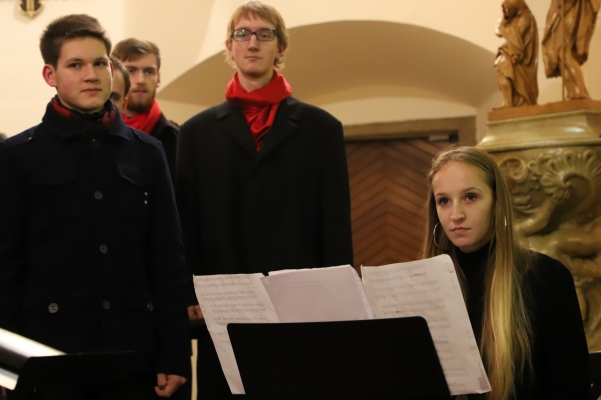 Předvánoční koncerty sboru Basové G ve Valašském Meziříčí , Nanebevzetí panny Marie, 21. 12. 2018 (foto František Jaskula) (9)