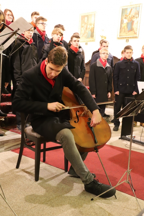 Předvánoční koncerty sboru Basové G ve Valašském Meziříčí , Nanebevzetí panny Marie, 21. 12. 2018 (foto František Jaskula) (13)