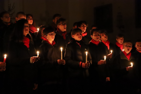 Předvánoční koncerty sboru Basové G ve Valašském Meziříčí , Nanebevzetí panny Marie, 21. 12. 2018 (foto František Jaskula) (14)