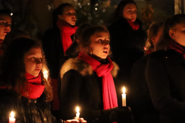 Předvánoční koncerty sboru Basové G ve Valašském Meziříčí , Nanebevzetí panny Marie, 21. 12. 2018 (foto František Jaskula) (15)
