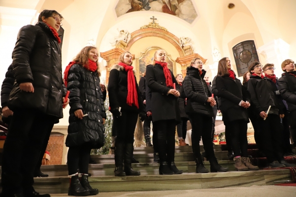 Předvánoční koncerty sboru Basové G ve Valašském Meziříčí , Nanebevzetí panny Marie, 21. 12. 2018 (foto František Jaskula) (17)