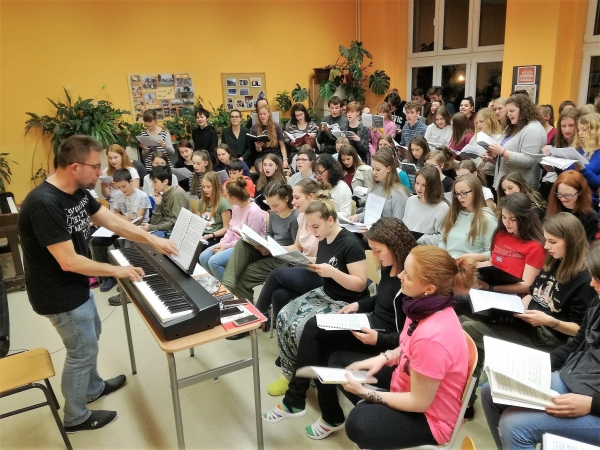 Pěvecké soustředění s nácvikem rockového oratoria Eversmiling Liberty v Praze-Radotíně, 12.–14. 4. 2019 (foto Jana Krcháková) (1)