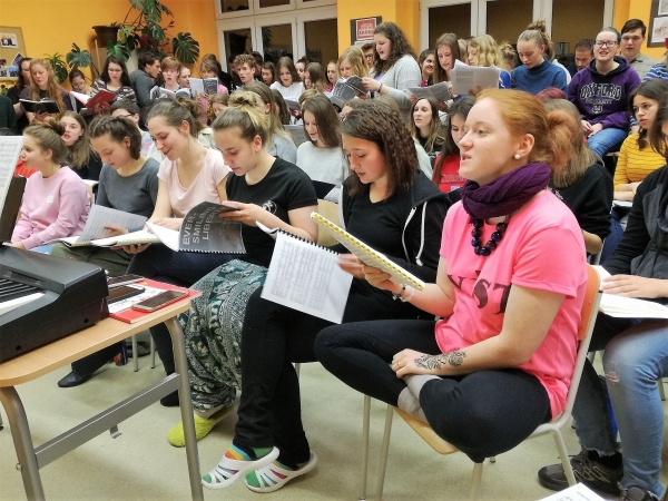 Pěvecké soustředění s nácvikem rockového oratoria Eversmiling Liberty v Praze-Radotíně, 12.–14. 4. 2019 (foto Jana Krcháková) (5)