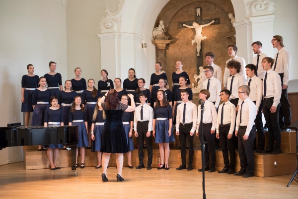 Finále jubilejního XXV. ročníku hodnocené přehlídky gymnaziálních pěveckých sborů Gymnasia Cantant, soutěžní vystoupení, Brno, 25.–27. dubna 2019 (foto organizátoři soutěže) (1)