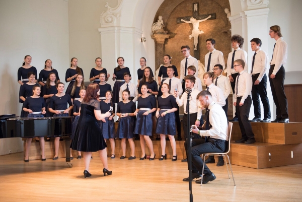 Finále jubilejního XXV. ročníku hodnocené přehlídky gymnaziálních pěveckých sborů Gymnasia Cantant, soutěžní vystoupení, Brno, 25.–27. dubna 2019 (foto organizátoři soutěže) (2)