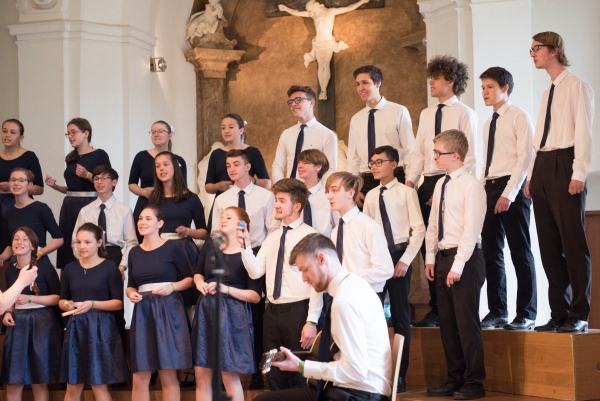 Finále jubilejního XXV. ročníku hodnocené přehlídky gymnaziálních pěveckých sborů Gymnasia Cantant, soutěžní vystoupení, Brno, 25.–27. dubna 2019 (foto organizátoři soutěže) (3)