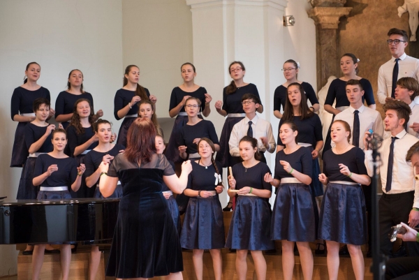 Finále jubilejního XXV. ročníku hodnocené přehlídky gymnaziálních pěveckých sborů Gymnasia Cantant, soutěžní vystoupení, Brno, 25.–27. dubna 2019 (foto organizátoři soutěže) (4)