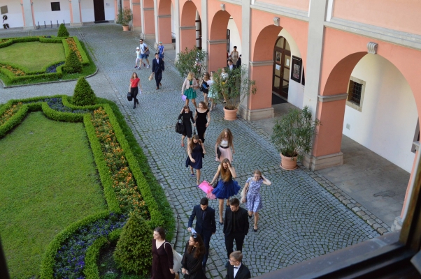 Slavnostní zakončení maturitních zkoušek, sál KZ Valašské Meziříčí, 31. 5. 2019 (foto Monika Hlosková) (6)