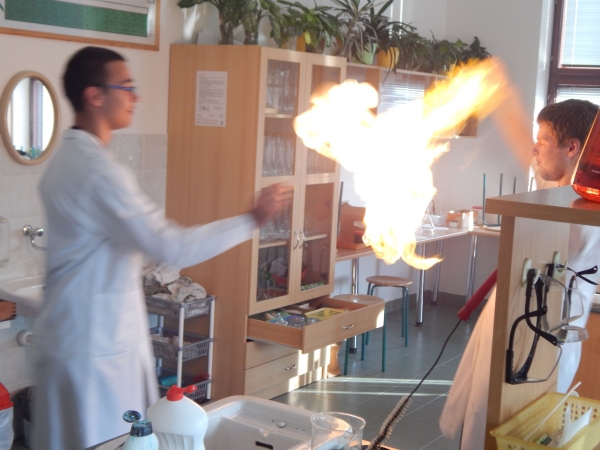 Den otevřených dveří listopad 2015, laboratoř chemie - studenti experimentu bez chlupů
