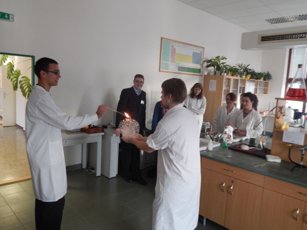 Den otevřených dveří listopad 2015, laboratoř chemie - Sstudenti experimentu s propan butanovou bublinou (a všemi chlupy)
