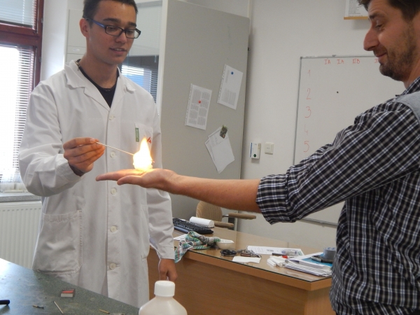 Den otevřených dveří listopad 2015, laboratoř chemie - dne otevřených dveří rádi využívají i vyučující jiných př