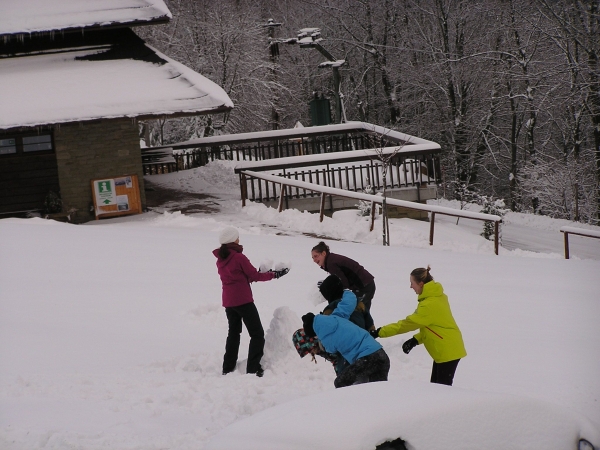 Lyžařský kurz 2016, Soláň-Čarták, 11. 2. 2016, stavba sněhových soch (foto: Monika Hlosková)