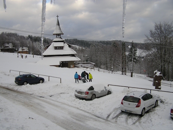 Lyžařský kurz 2016, Soláň-Čarták, 11. 2. 2016, stavba sněhových soch (foto: Monika Hlosková)