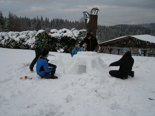 Lyžařský kurz 2016, stavba Šachovnice-chobotnice, 11. 2. 2016 (foto: Monika Hlosková)