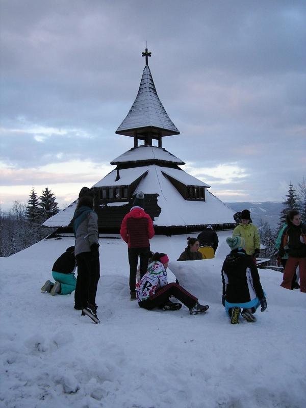 Lyžařský kurz 2016, stavba predátora a kořisti, 11. 2. 2016 (foto: Monika Hlosková)