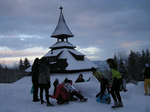 Lyžařský kurz 2016, stavba predátora a kořisti, 11. 2. 2016 (foto: Monika Hlosková)