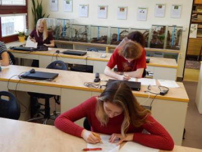 Školní kolo Biologické olympiády kategorie A a B, 17. 2. 2016, písemný test, (foto Pavel Groh)