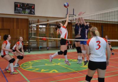 Krajské kolo ve volejbale dívek SŠ, 24. 2. 2016, zápas Gymnázia Rožnov pod Radhoštěm a dívek z Uherského Hradiště (foto: Monika Hlosková) (foto: Monika Hlosková)